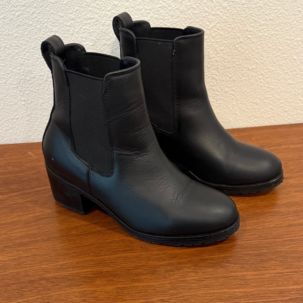 Nisolo Black Leather Ankle Lug Sole Booties